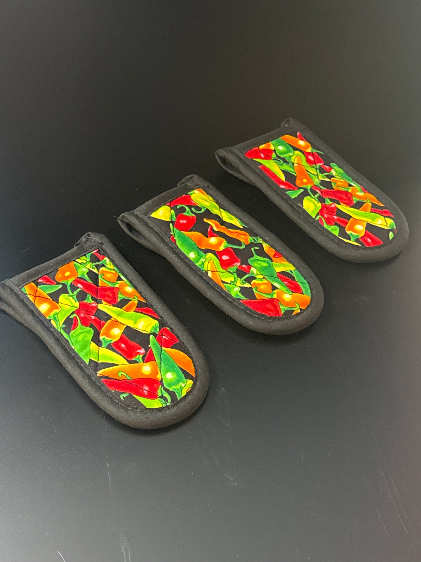 Lodge Hot Handle Mitt Set w/ Chili Pepper Print on Black (2HHC2)