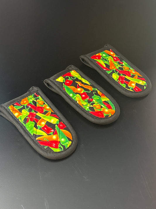 Lodge Hot Handle Mitt Set w/ Chili Pepper Print on Black (2HHC2)